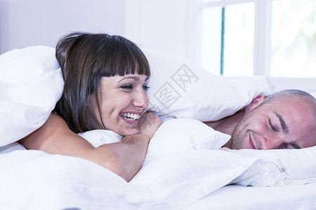 情侣在床上笑图片