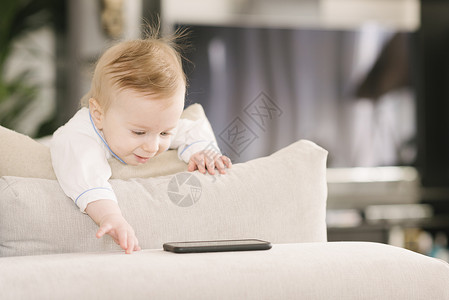 真人小孩对手机有兴趣的婴儿背景
