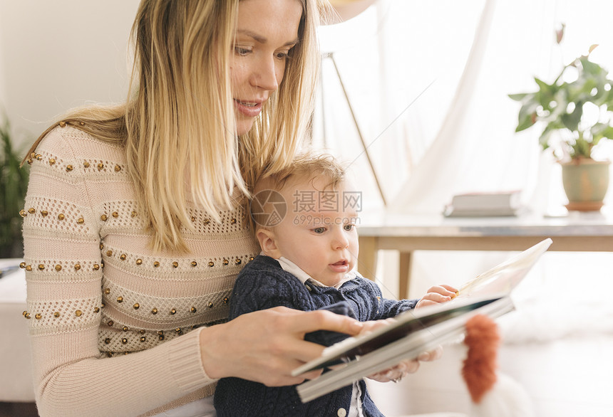 母亲怀抱婴儿看书图片