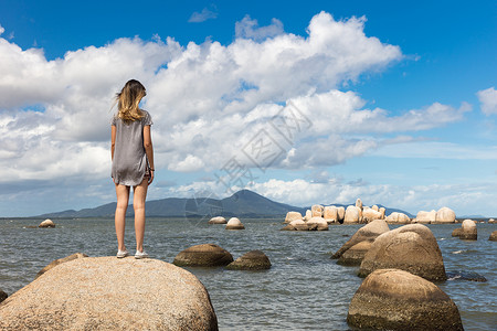 少女观察海景的岩石高清图片