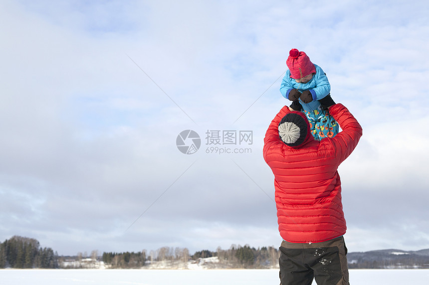 父亲在雪地中抱着儿子图片