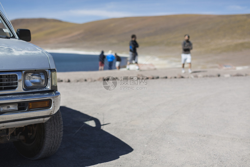 智利圣佩德罗阿塔卡马湖边的车辆和人员图片