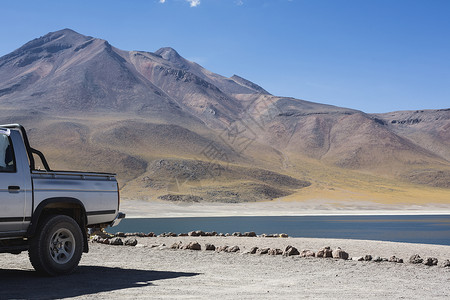 智利圣佩德罗阿塔卡马湖边的车辆高清图片