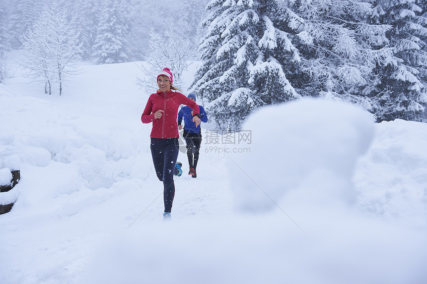 瑞士格斯塔德大雪中奔跑的男女图片