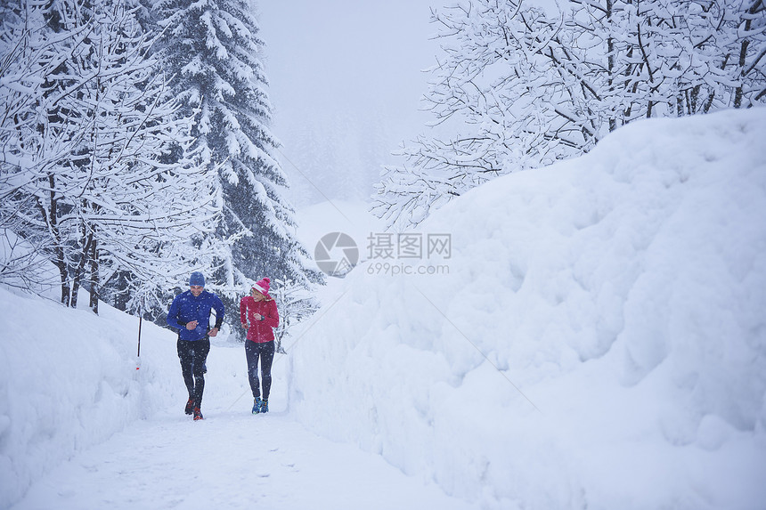 瑞士大雪中奔跑的男女选手图片