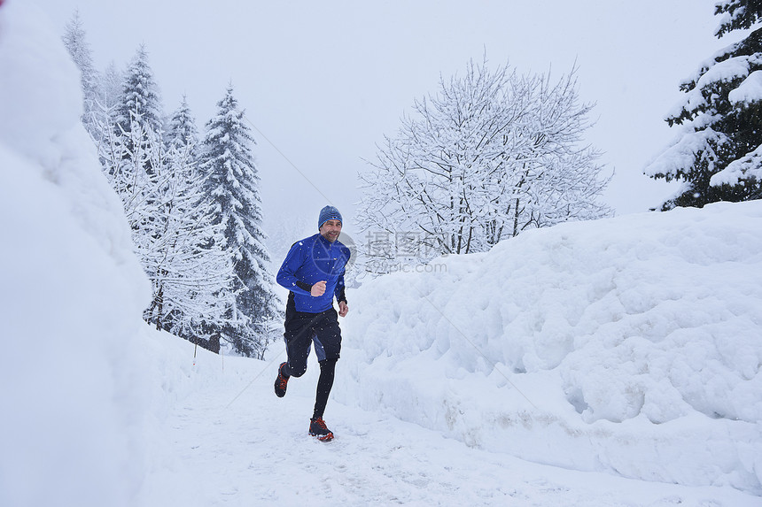 大雪中奔跑的男人图片