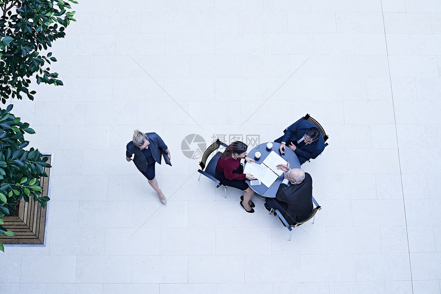 商业家和妇女在办公桌开会图片