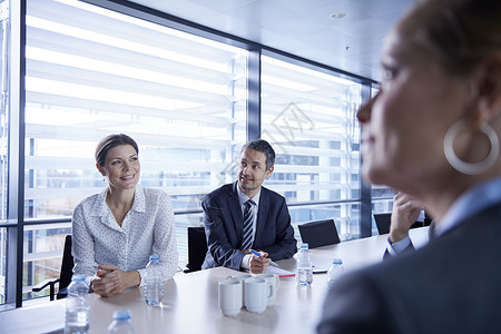在办公室会议上倾听的男女企业家图片