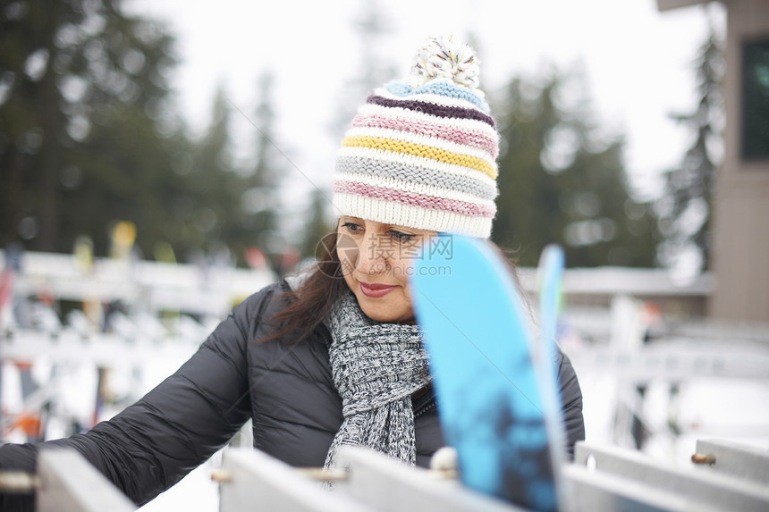 妇女在挑选滑雪设备加拿大温哥华图片