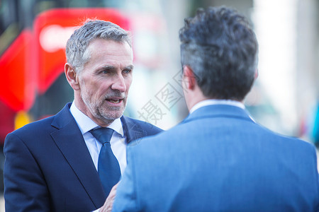 联合王国伦敦街上谈话的商人图片