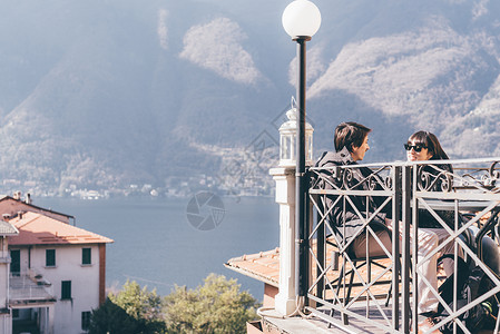 意大利蒙特圣普里莫湖边露台餐厅的夫妇图片