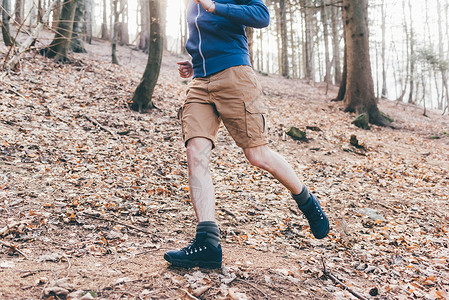 森林陡坡上跑步的男人图片