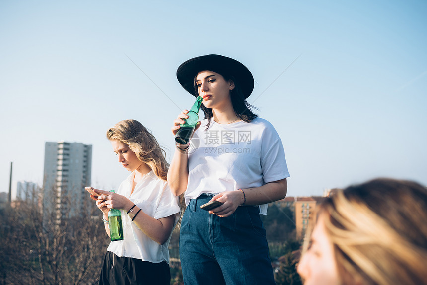青年聚会在屋顶派对上喝酒图片