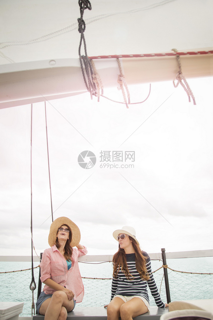 青年女性坐在帆船甲板上海图片