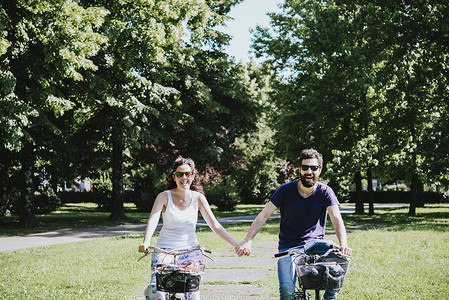 在意大利托斯卡纳阿雷佐公园骑自行车时手牵图片