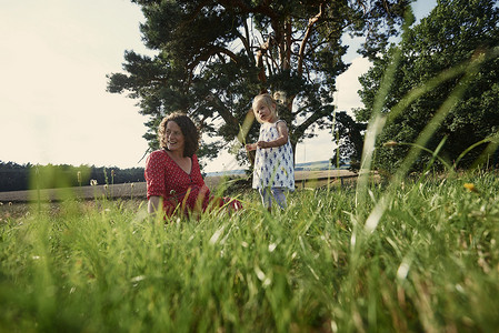 海布希特孕妇与女幼儿坐在草地上背景