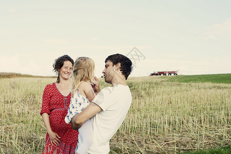 海布希特在麦田里孕妇和丈夫一起看着女儿背景