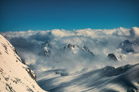 雪顶山峰上的云瑞士阿尔卑斯山恩格贝提特利斯图片