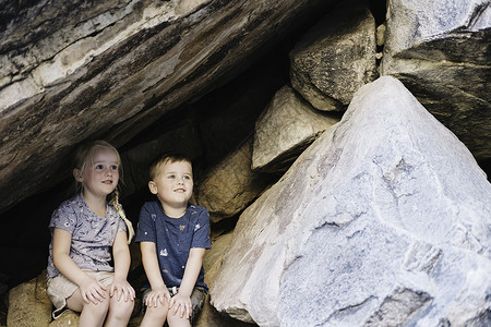 岩石下藏着的儿童图片