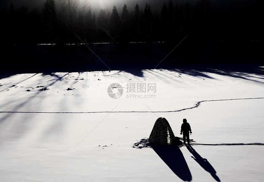 俄罗斯乌拉尔雪地上的人影图片
