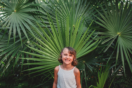 女孩站在棕榈树前图片