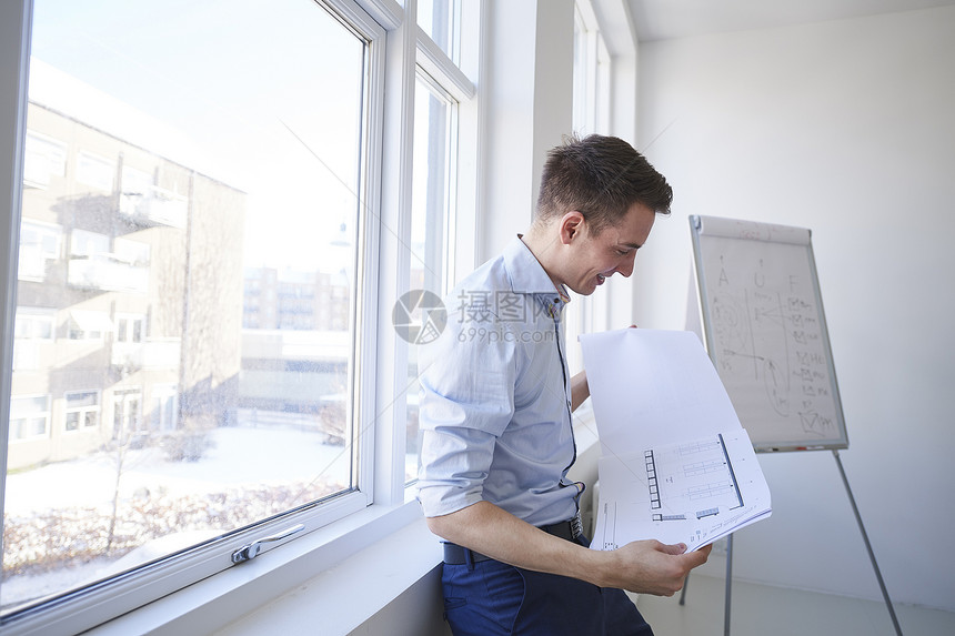 办公室建筑设计师研究图纸图片