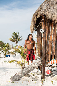 斗图素材真人墨西哥图勒姆海滩小屋旁的成熟男子肖像背景
