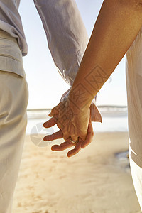 海滩上的成熟夫妇手牵手图片