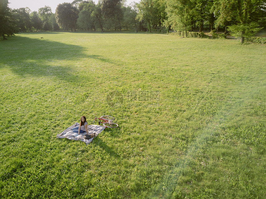 女人在草地上放松图片