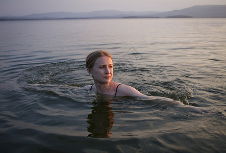 俄罗斯尼兹塔吉尔海中游泳的女子高清图片