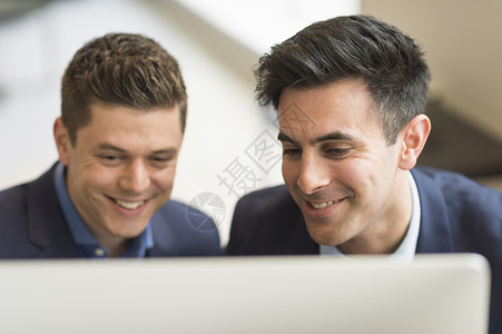 两名看办公室电脑的商人图片