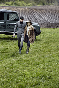 乡村夫妇穿着户外衣在田野上行走图片
