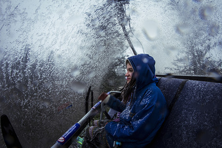 尼兹尼塔吉尔山区暴雪期间年轻女人登上缆车背景