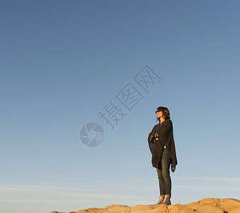 女人站在岩石上看风景图片