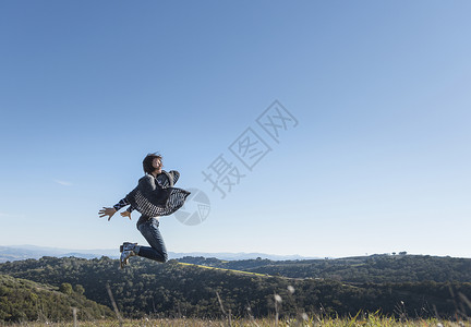 在野外快乐跳起来的女人图片