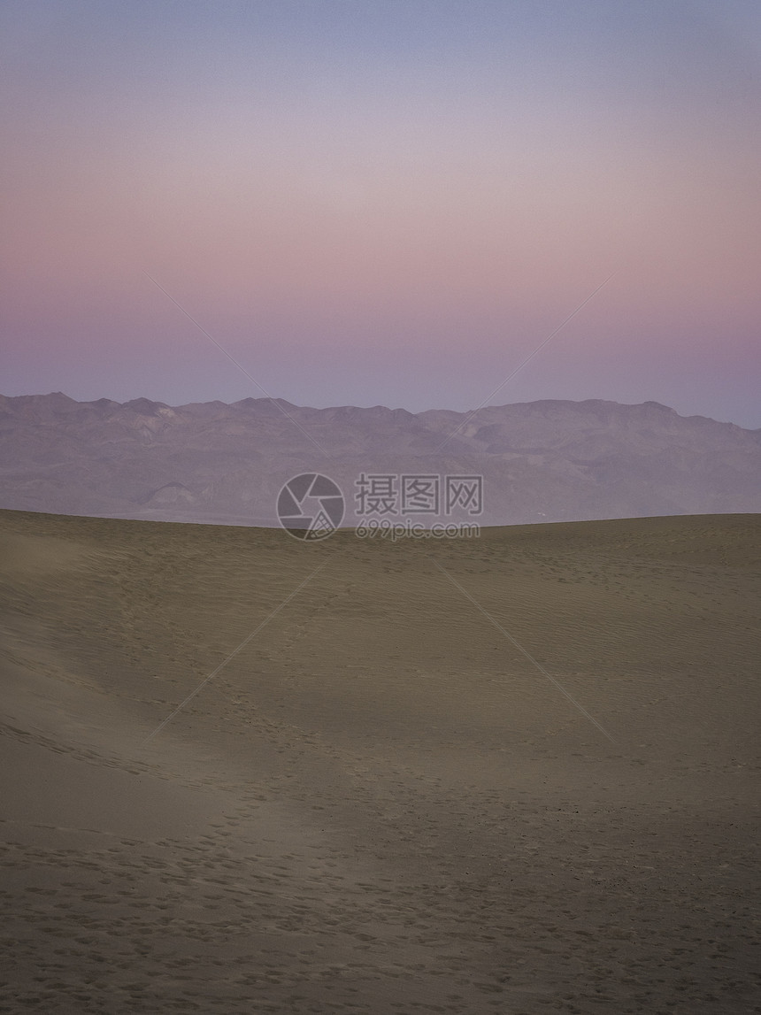 美国加利福尼亚州谷公园中梅斯基特平板沙丘日落图片