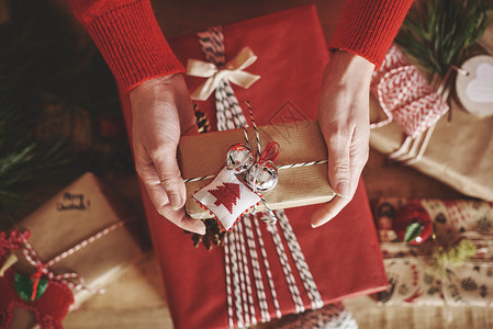 女人拿着圣诞节礼物的手图片