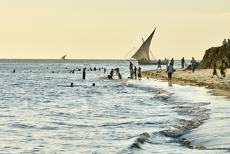 在海滩上的人桑给巴尔市城坦桑尼亚非洲图片