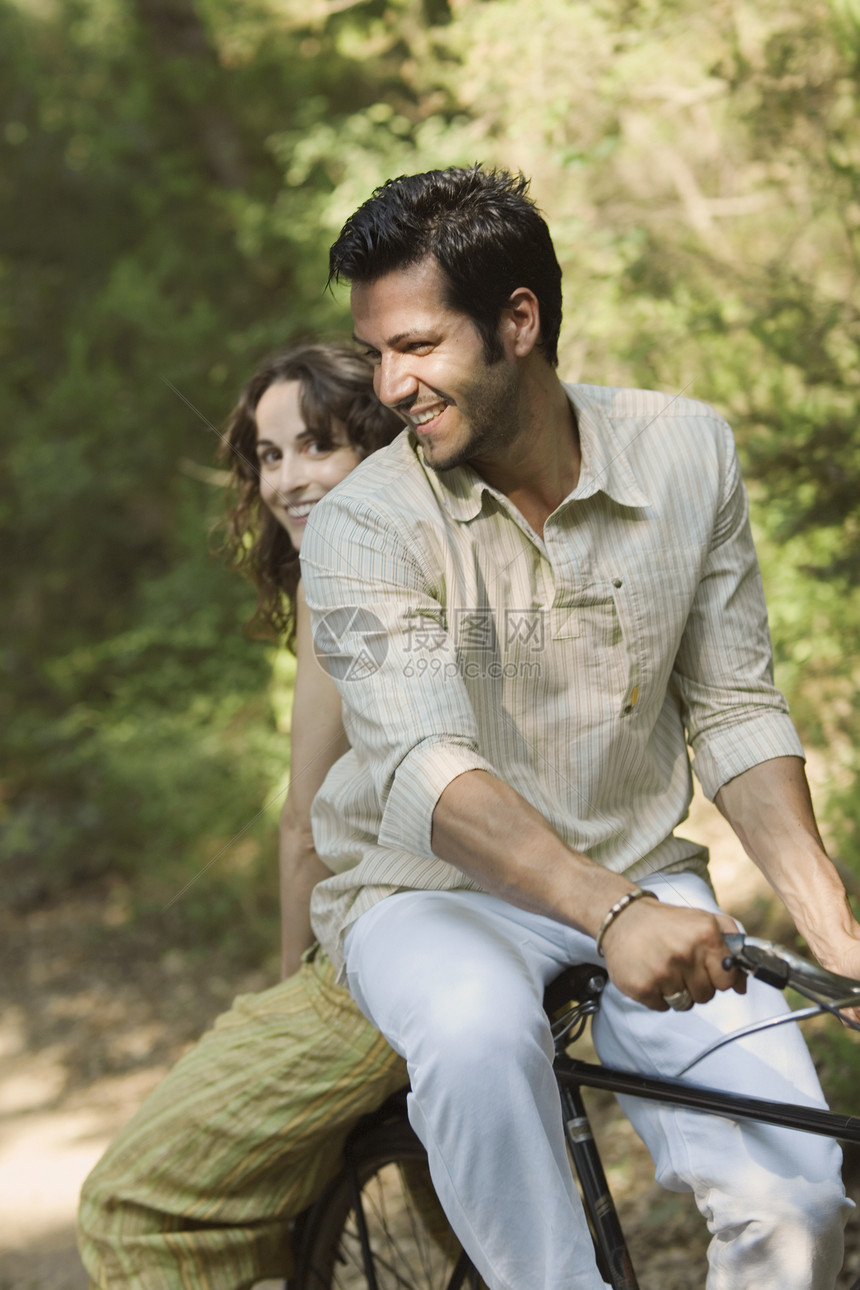 坐在自行车上微笑的夫妇图片