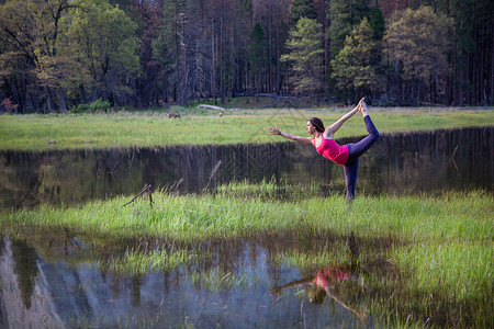 在公园湖边做瑜伽的女性图片