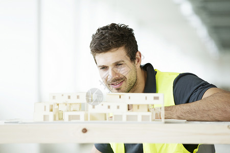 男人看着建筑模型图片