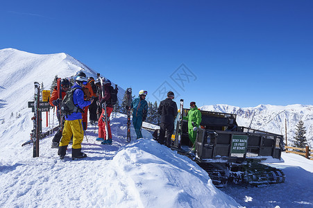 山杨美国科罗拉多州阿斯彭雪覆盖山上准备滑雪者小组背景