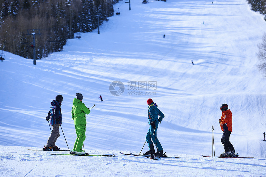美国科罗拉多州阿斯彭市四名滑雪者俯瞰滑雪场图片