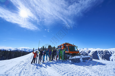 美国科罗拉多州Aspen的雪地教练对滑坡上男女者团体肖像图片