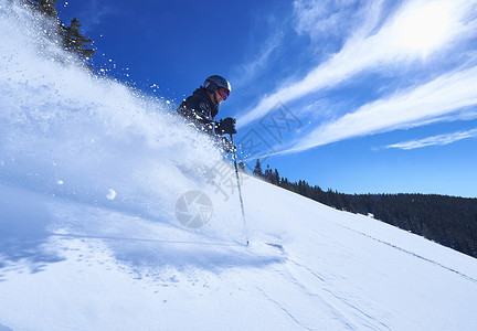 科罗拉多滑雪美国科罗拉多州阿斯彭山坡上下深雪滑的男子背景