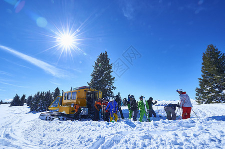 美国科罗拉多州阿斯彭的雪车手在滑坡上的男女运动员背景图片