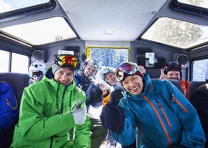 科罗拉多滑雪美国科罗拉多州阿斯彭雪上教练队男女滑雪运动员团体肖像背景