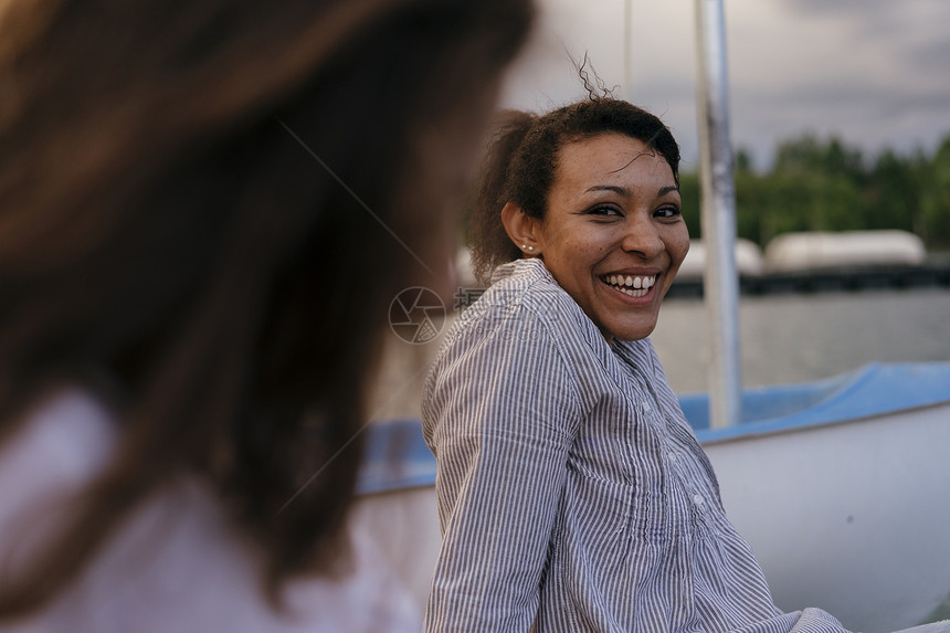 两个女人在码头放松微笑图片