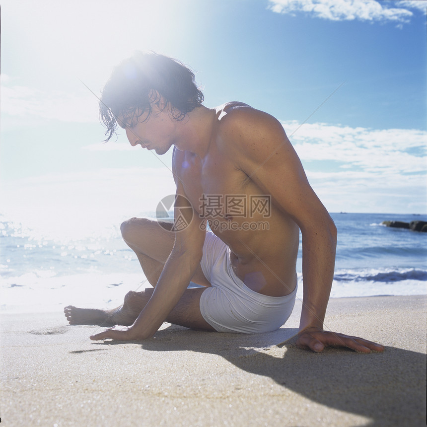 坐在海滩上的人湾斯里兰卡亚洲图片