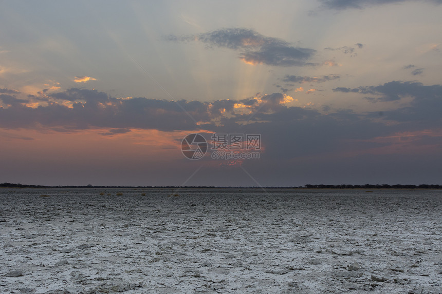 博茨瓦纳非洲日落时盐池图片